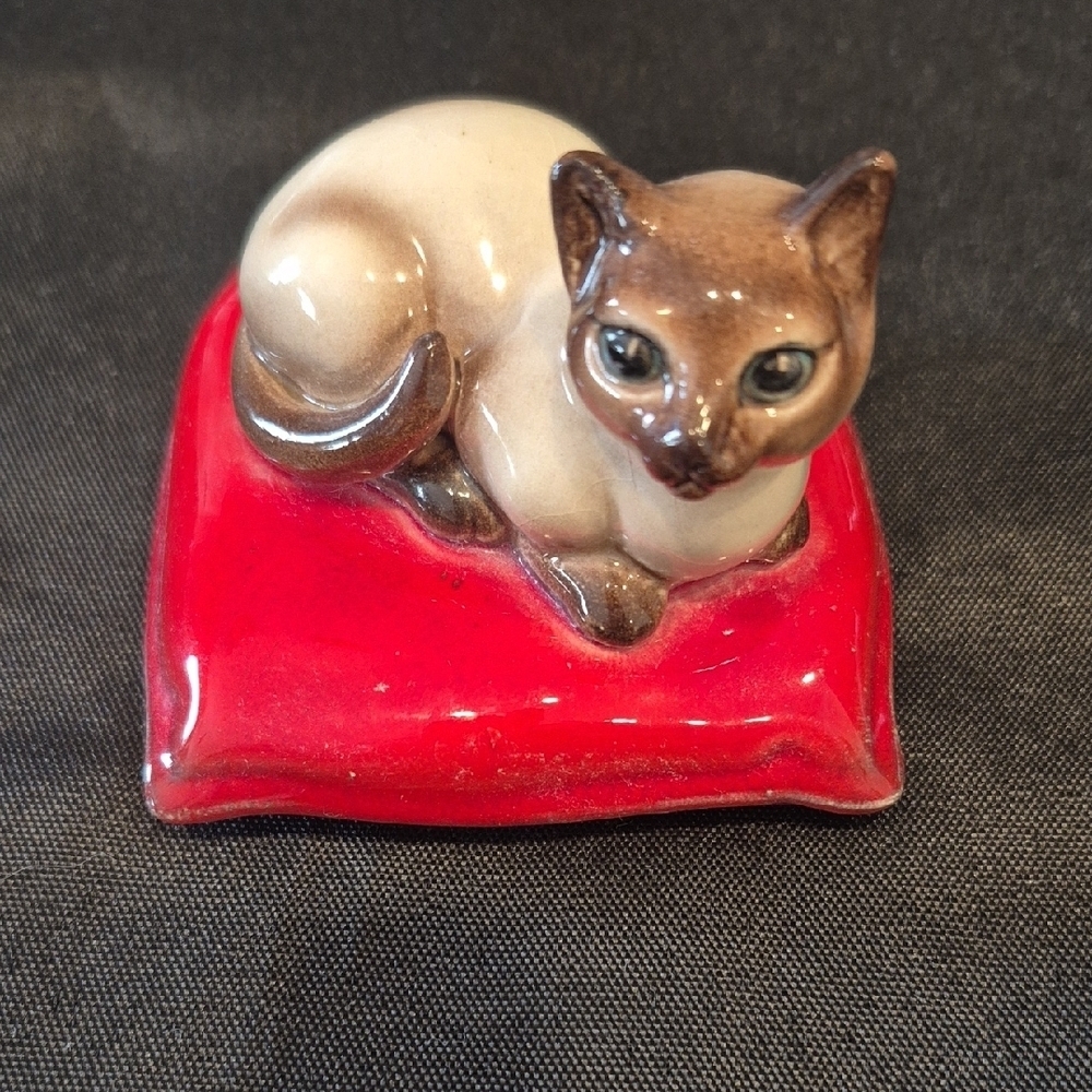 Brad Keeler Vintage Siamese Cat Figurine on Red Cushion Vintage 1950's
